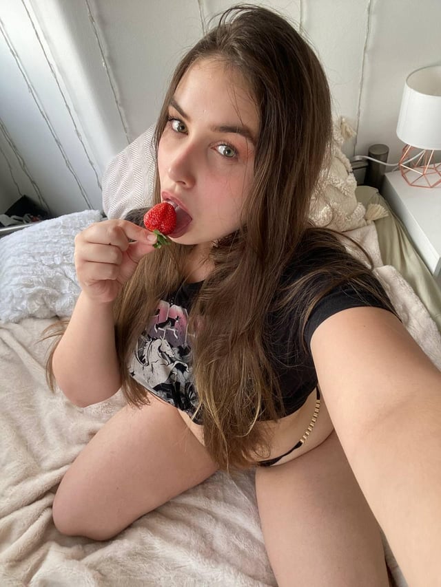 A little girl who's always demanding something in her mouth! (@hannahoneybabe) [onlyfans]